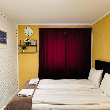 Miracle Tromso, Cozy Double Bed Private Room In A Shared Apartment With Stunning Tromso Views Esterno foto